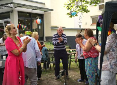 BewohnerInnen feiern und tanzen