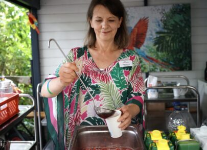 Mitarbeiterin schenkt Bowle aus