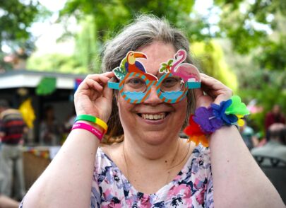 Frau mit lustig bunter Brille