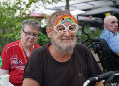 Mann mit lustig bunter Brille